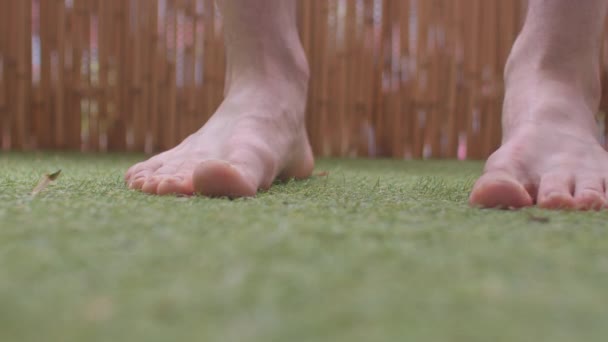 Homme pieds nus terrasse en herbe. Réchauffement matinal après le sommeil. Augmentation du tonus. — Video