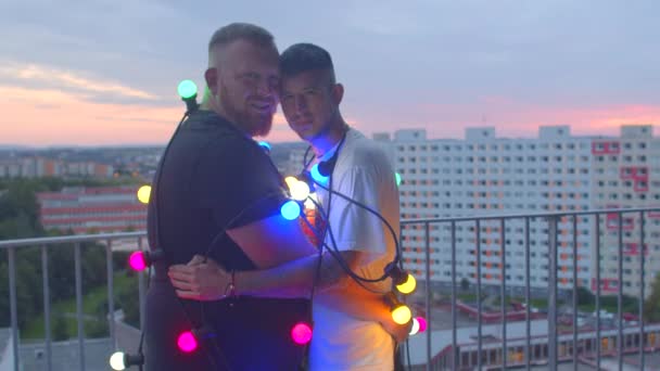 Vztah lidé stejného pohlaví, pár gayů líbání na balkóně v noci. — Stock video