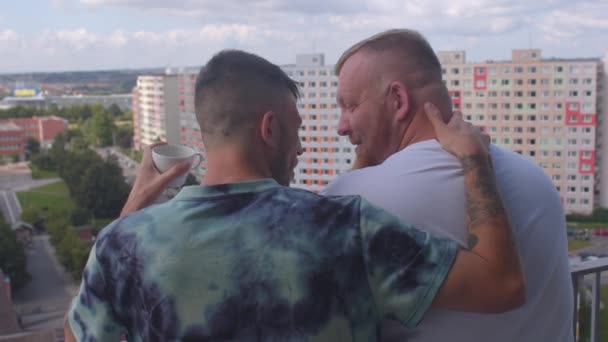 Real life liefdevolle paar van homo 's op het balkon samen — Stockvideo