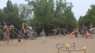 Şehirdeki çocuk parkı. Çocuklar aktiviteleri kullanır.
