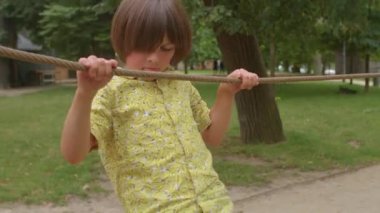 Ergen, ipleri elleriyle tutuyor. Dexterity eğitimi, hareket koordinasyonu