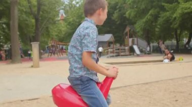 Çocuk parkta dönüyordu. Karmaşık vestibüler bilgi.