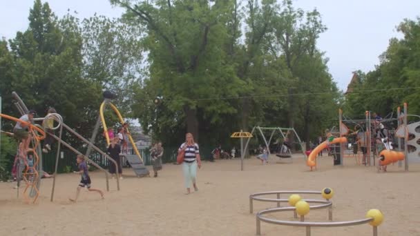 Детская игровая площадка в городе. Дети используют занятия. — стоковое видео