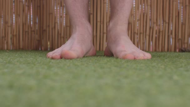 Батько хлопчик ноги зеленої трав'яної тераси. Набирання навичок, розвиток м'язів тіла — стокове відео