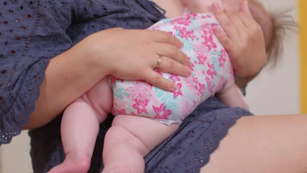 Hora de acurrucarse piel a piel. El tacto humano es calmante para la madre y su bebé.. — Vídeo de stock