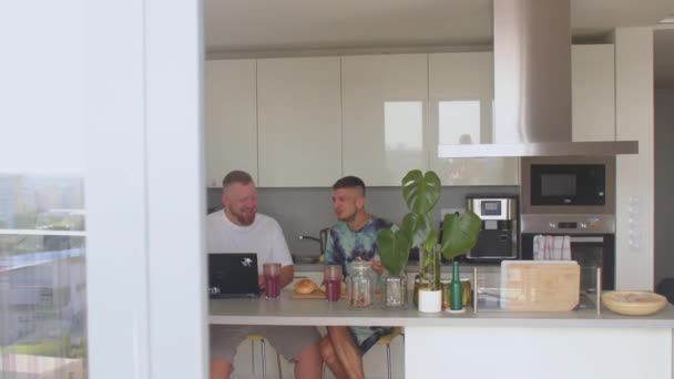 Πρωί στην κουζίνα. Πραγματικός γκέι άντρας με εραστή στο πρωινό στο σπίτι.. — Αρχείο Βίντεο