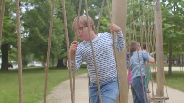 Competencia con un amigo. Formación de liderazgo, toma rápida de decisiones por parte del niño. — Vídeo de stock