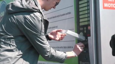 Oto yıkamacıdaki self-servis makinesi aygıtın koruyucu kapağını hareket ettirir.