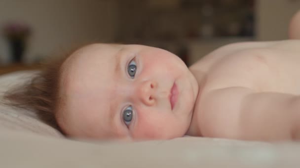 Portrait d'un mignon bébé de quatre mois. Gros plan. — Video