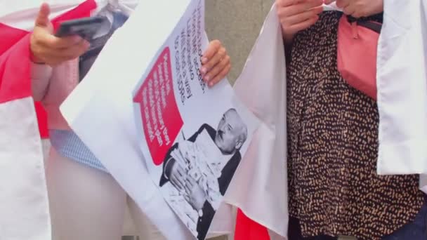 Cartel de protesta dictador lukashenka con dinero. Teléfono en mano. — Vídeo de stock