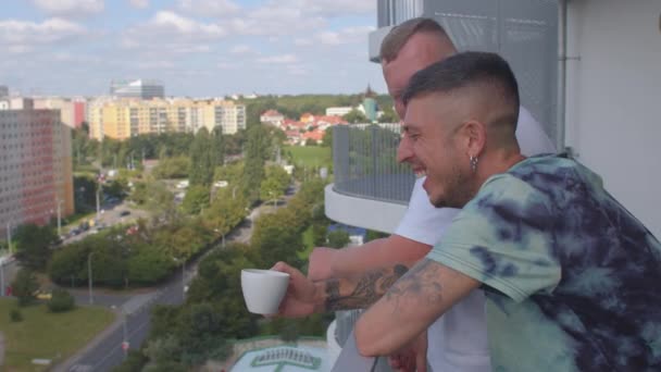 Vrolijke twee mannen op het balkon. Lachen en goed humeur, genieten van het leven. — Stockvideo