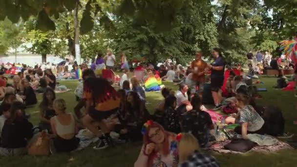 Lealtad de los visitantes del festival. Espacio para que la sociedad en general conozca a las personas LGBT — Vídeo de stock