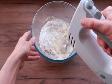 Kadın elleri tatlı bir tatlı hazırlıyor. Un, şeker ve tereyağlı cam kase..