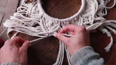 Ev dekoru. Bir kadın dekorasyon için bir desen Macrame ipliği örüyor.