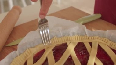 Bir çatalın yakın çekimi pastanın kenarlarını süslüyor. İtalyan geleneksel turtası.