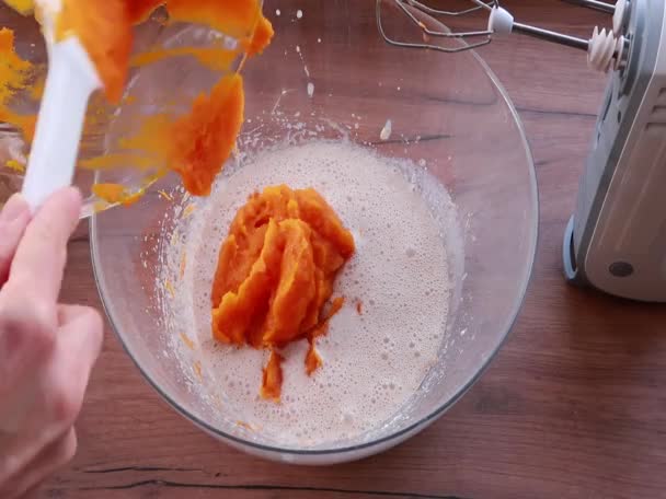 Faire une tarte à la citrouille. Mettre la purée de légumes dans un bol à pâte en verre. — Video