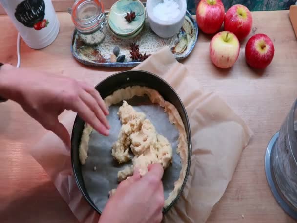 Lägga kortskorpan bakverk i en rund bakning skålen. Händer förbereder dessert. — Stockvideo