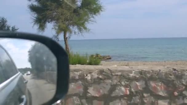 Araba, yan pencereden manzaralı deniz gezinti güvertesi boyunca hareket ediyor. İtalya 'ya git. — Stok video