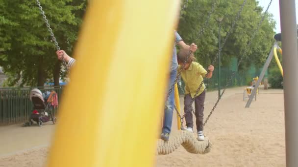 Gyerekek tizenévesek swing napiláncok lábakkal Csoport szabadidős tevékenységek város területén — Stock videók