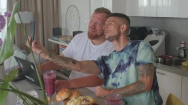 Sosyal ağlarda canlı yayında kendi telefonunuzu kullanarak selfie çekiyorsunuz.