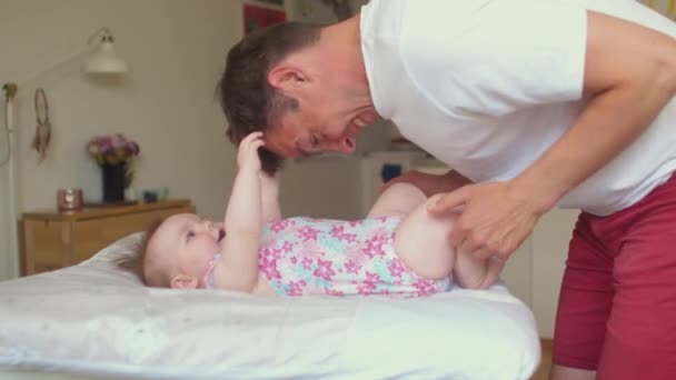 Far med en baby. Stimulering hormon oxytocin i far, spædbarn under leg. – Stock-video