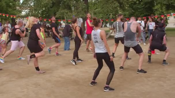 Grupo corpo treino melhorar habilidades de coordenação Pessoas pés fazer movimentos de dança — Vídeo de Stock