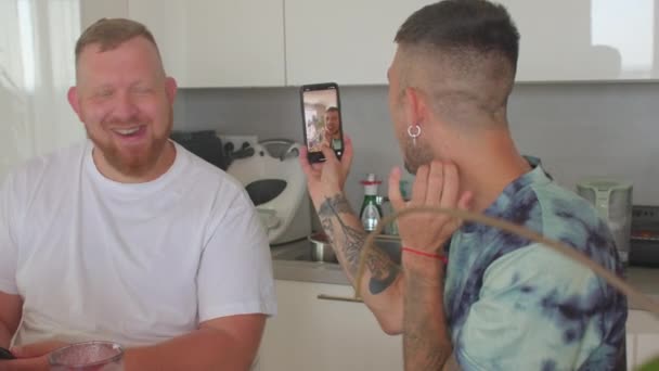Утро на кухне. Настоящие геи используют телефон, трансляции в социальных сетях — стоковое видео