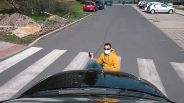 Araba telefonda konuşurken yayaya çarpmış. Konuşmaya başladılar..