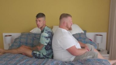 İki adam akıl sağlığını tartışıyor. Eşcinsel erkekleri etkileyecek depresyon ve endişe.