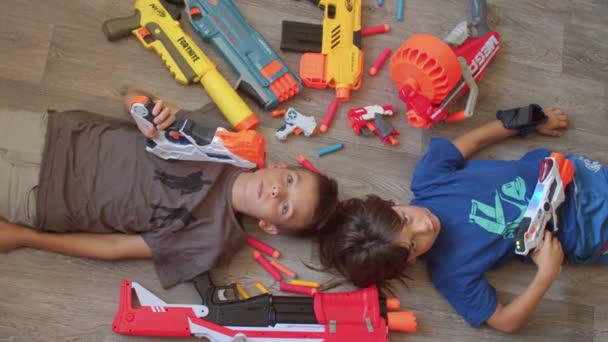 Anak-anak bersiap-siap untuk bermain. Menghabiskan waktu dengan teman-teman. Mainan senjata. — Stok Video