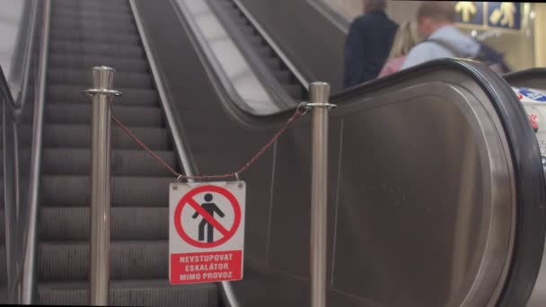 Señal de tráfico prohibido peatones en escaleras mecánicas. Detener una sección de escaleras mecánicas — Vídeos de Stock