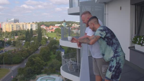 Romantický vztah mezi lidmi stejného pohlaví, pár gayů na balkóně. — Stock video