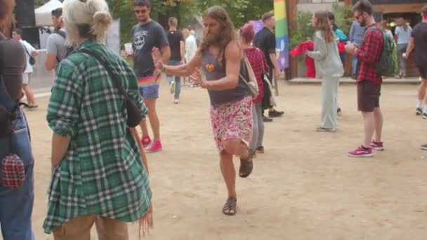 남성의 복장은 댄스 플로어를 만듭니다. 그는 LGBT 디스코에서 재미를 보고 있습니다. — 비디오