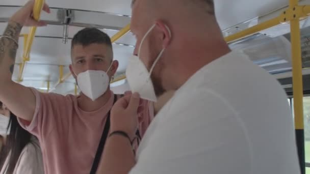 Transport hommes masqués transport public tenir balustrade mains mouvement passager — Video