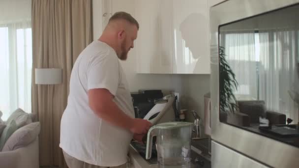厨房里的一个胖男人肥胖对健康有负面影响. — 图库视频影像