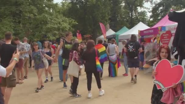 Lealtad de los visitantes del festival. Espacio para que la sociedad en general conozca a las personas LGBT — Vídeo de stock