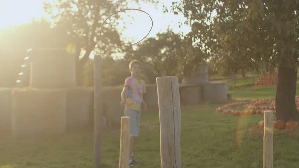 Aktiva utomhusspel för barn på landsbygden. Leka med ringarna. — Stockfoto