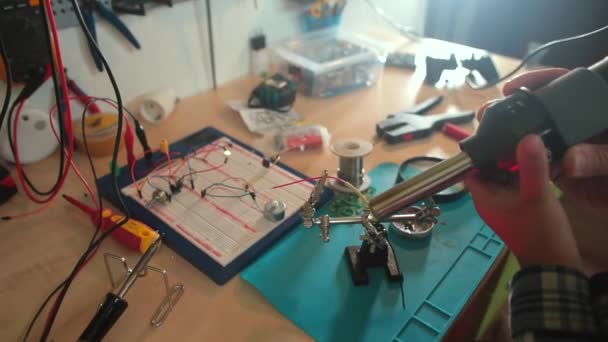 ใช้สายไฟทําความร้อน ซ่อมเครื่องใช้ไฟฟ้า ซ่อมโต๊ะในโรงงาน . — วีดีโอสต็อก