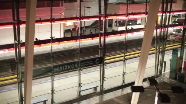 Pohybové stanice metra. Skleněný kryt chrání proti hluku větru. — Stock video