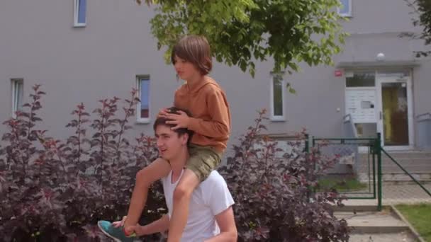 Le gars avec un enfant préadolescent. Souriant jeune papa portant fils excité avoir du plaisir. — Video