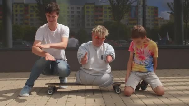 Een gelukkig persoon met een handicap met dansende vrienden. Goede geestelijke gezondheid mensen — Stockvideo