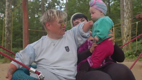 Mujer discapacitada reuniéndose con amigos, madre con bebé. Amputaciones congénitas. — Vídeos de Stock