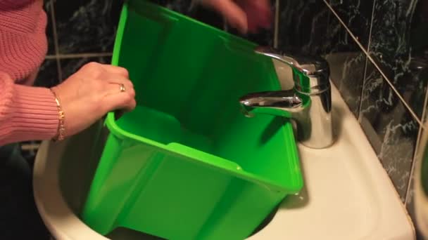 Вода заливается в зеленый контейнер. Проверка качества питьевой жидкости. — стоковое видео