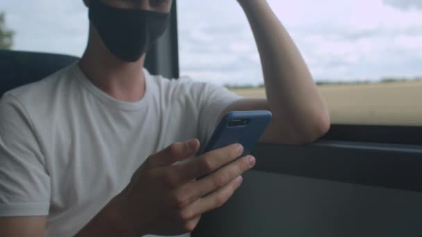 Manusia menggunakan telepon, ia membeli tiket mobile aplikasi ongkos bus transportasi. — Stok Video