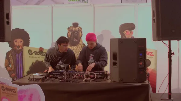 Música eletrônica acompanha evento público com a ajuda de DJs. Feira de cannabis. — Fotografia de Stock