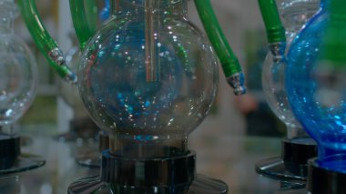 Sigara içme aletleri. Nargileden gelen darbeler daha hızlı etki eder, daha güçlü hisseder..