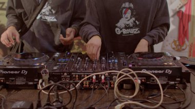Elektronik müzik DJ 'lerin yardımıyla halka açık etkinliğe eşlik ediyor. Yakın çekim.. 
