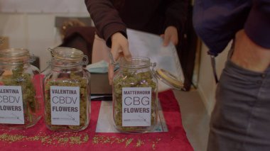 Cam kavanozlar CBD kenevir masası. Çeşitli ürünler lezzet ve etki