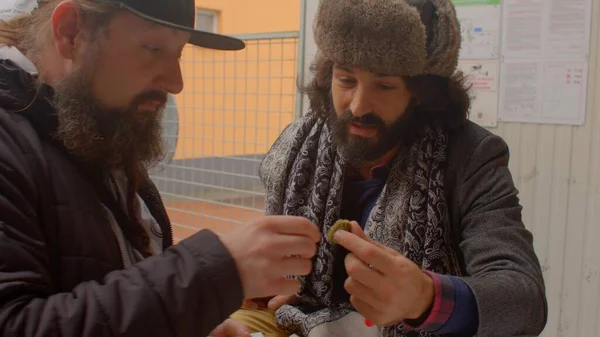 Cbd esrar paketleri olan bir adam sergide denemeleri için ziyaretçi ürünleri sunuyor. — Stok fotoğraf