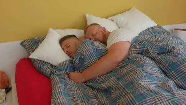 Doi tipi dorm într-un pat în cameră. Timpul de recuperare al unei persoane într-un vis — Fotografie, imagine de stoc